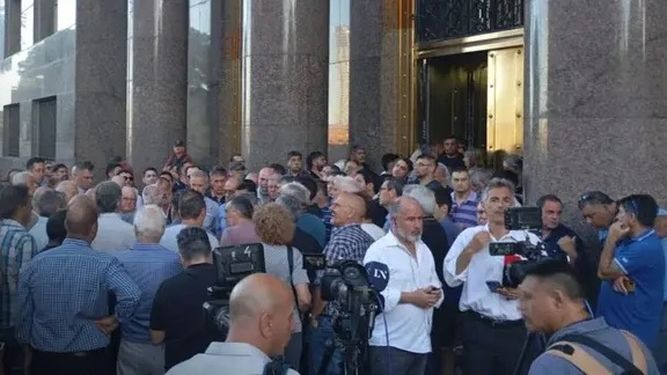 Los empresarios amenazan con un lock out patronal para este miércoles