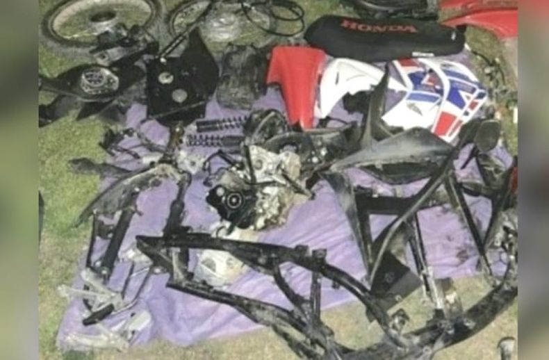 La motocicleta robada fue hallada desguazada en el interior de la vivienda allanada.&nbsp;