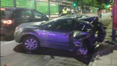 DESTRUCCIÓN. Así quedó el auto, detenido en un semáforo..