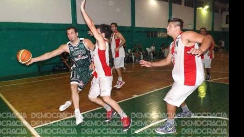 (Democracia de Junín). Federico Michelini y Nicolás Oscariz en acción defensiva frente a Corniglia..