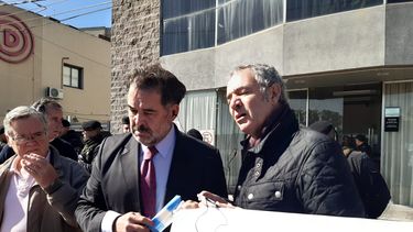Amigos de Andrés Blaquier pidieron justicia en la puerta del Juzgado de Menores.