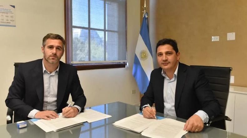 ACUERDO. El intendente Federico Achával firmó el convenio con el titular de Trenes Argentinos, Martín Marinucci. .