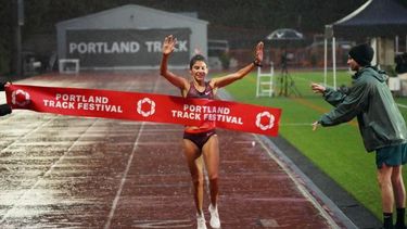 Daiana celebró bajo la lluvia (foto Damián Gasto)..