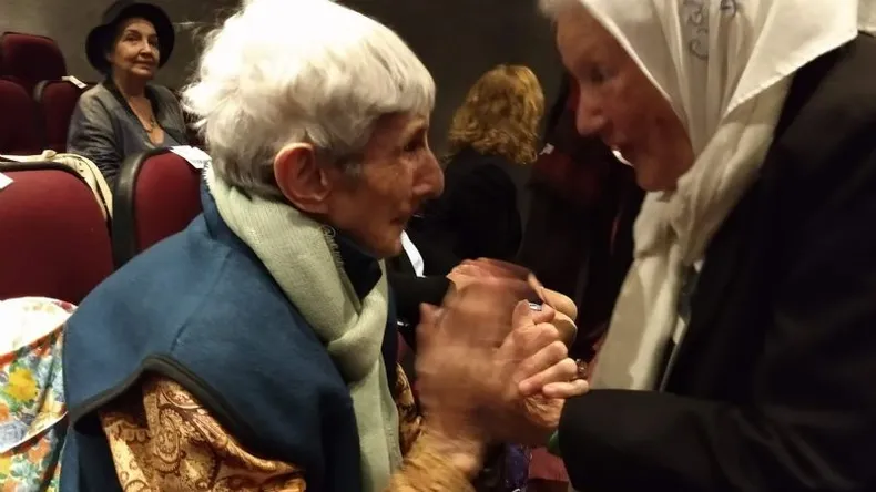 HERMANA Y MADRE. Evelyn Lamartine con Nora Corti&ntilde;as.