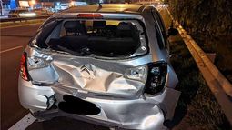 En la mañana de este martes, en el kilómetro 41,500 de Panamericana, el conductor de una Ford Raptor azul, chocó violentamente un auto en su parte trasera, dándose a la fuga. No pudimos tomar la patente, si alguien la vio, agradezco información. El auto quedó totalmente destruidos. Nosotros, gracias a Dios, la podemos contar. Pero esta persona no puede andar así. Un asesino al volante. Agradezco cualquier información. M @Martin_m32..