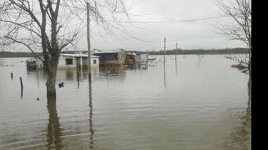 MAREA ALTA. En el barrio Agustoni el caudal creció durante la madrugada y complicó la situación..
