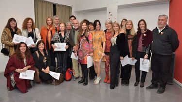 Equipo completo.Los artistas que forman parte de la muestra son Marina Maass, Cuqui Sánchez, Ricardo Conte, María Sauzet, Susana Cabrera, Alejandro Maass, Laura Tutor, Cecilia Antolín Solache, Laura Dalton, Brígida Manzanares, Moche Atroche, Mariana Pereira, Valentina Grispan, Beba Delelis, Fuló Contreras, Sandra Eiriz, Cristina Navarro, Carlos Monzani, Rosendo Cutrera, Gabriela López Herrero, Marisa Bonzón y María Castillo..