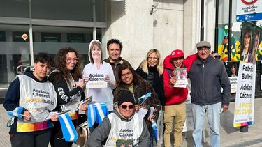 FOTO. Con una imagen de Bullrich tamaño natural, Cáceres charló con los vecinos. &nbsp;