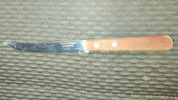 El cuchillo utilizado por el agresor para amenazar a su madre y herir a un policía. El cuchillo utilizado por el agresor para amenazar a su madre y herir a un policía.