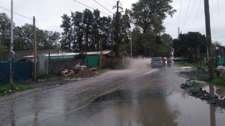 TAPADOS. Los vecinos reclamaron por el agua acumulada en la calle Chacabuco..