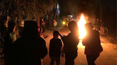 RECLAMO. Uno de los cortes en Villa Rosa, protesta que terminó siendo efectiva..