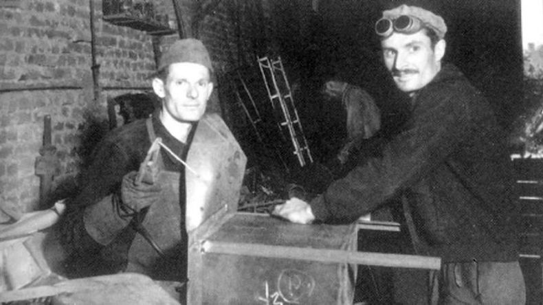 En esta imagen del año 1965, Julio e Higinio Bértola trabajan en su herrería, que estaba ubicada en Pedro Lagrave al 100, frente al tanque de agua..