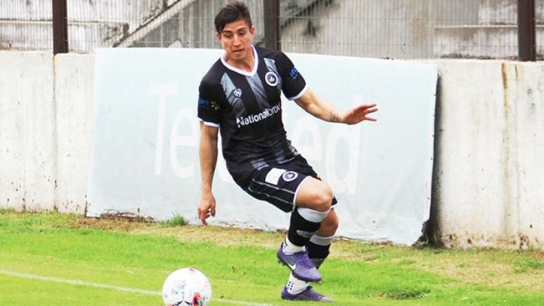 PELOTA. Nazareno Fernández al ataque..
