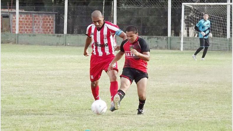 (El Clásico Deportes). FIGURA. Aguilar presiona a un rival; el Boli marcó el juego del Rancho..