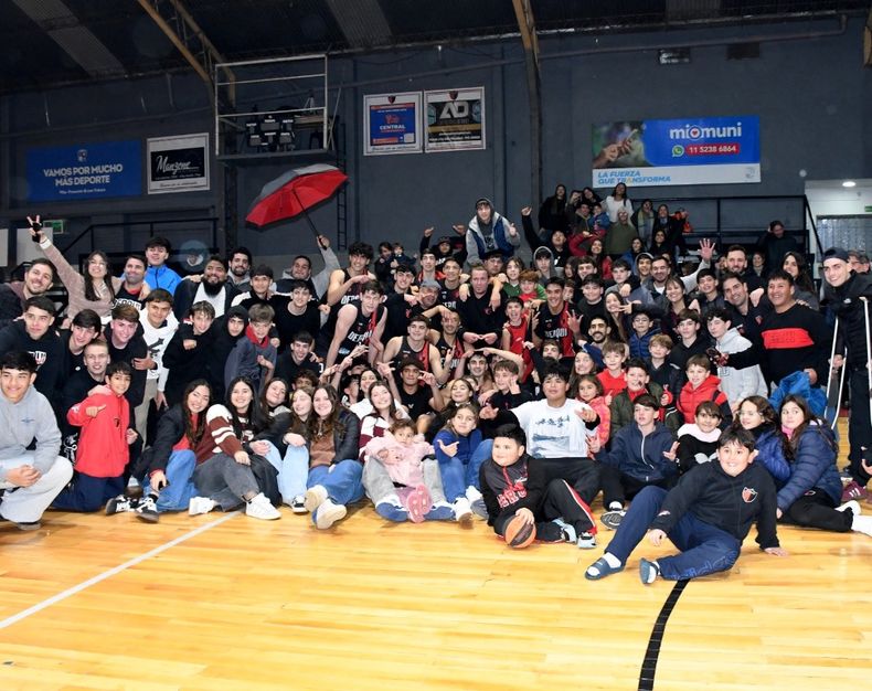 basquet Derqui equipo con hinchas