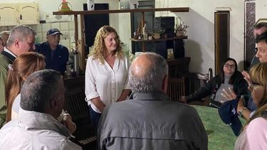 EN ALBERTI. Analía Leguizamón reunió a una veintena de referentes barriales.