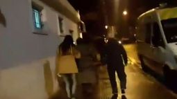 SIN MÉDICO. La imagen tomada de un video muestra el momento en que la gente se va sin ser atendida..