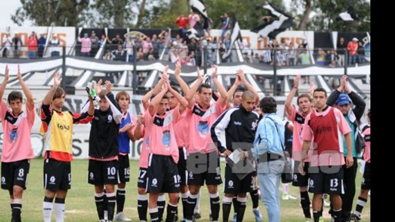 ¡Aplaudan… aplaudan… no dejen de aplaudir! Todo el equipo de Fénix saluda a la hinchada que el domingo copó el Carlos Barraza, tras golear 3-0 a Juventud Unida..