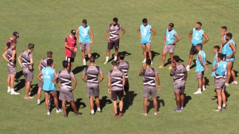 ARENGA. Marcogiuseppe habla con los jugadores antes de empezar la práctica. FOTO. PRENSA REAL PILAR..