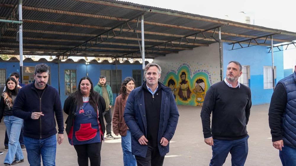 El intendente Federico Achával junto al secretario de Gobierno Santiago Laurent recorrieron las obras en la escuela Nro. 12 y el Jardín Nro. 906 de Zelaya.&nbsp;