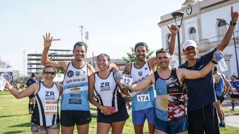 La alegría de los corredores tras llegar a la meta, en la plaza 12 de Octubre. .