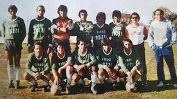 EL EQUIPO. Arriba: Rodolfo Peralta, José Topo Pérez, Pera Galeano, Satanás García, Chirola García, Pedro Palavecino. Lucas Laucha (AC) y Nuri Aguilera (DT). Abajo: Pichi Caparroz, Miguel Coronel, Katunga Bello, Oreja Obregón y Pato Coronel..