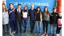 DEUDA. Ducoté con los chicos becados, en la presentación hecha en agosto..