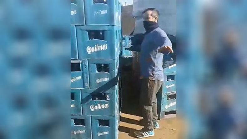 Esto hace una distribuidora en Del Viso, tapa la vereda y te dicen que cruces por la calle. Y te preguntan si sos de la Municipalidad. Es la segunda vez que me pasa. Jorge Espeche. .