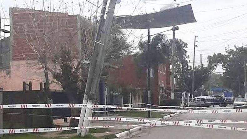 EN EL AIRE. El viento embolsó y arrancó un techo de chapas, en Lagomarsino. Foto: @juancaimpacto..