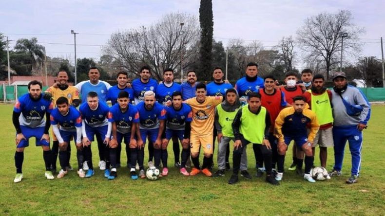 PUNTERO. El plantel de San Alejo que ganó el clásico en Manzanares..