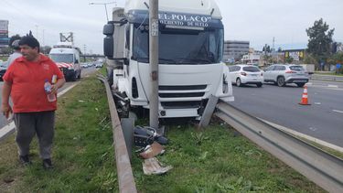 CONTRA EL GUARDARRAIL. Así quedó el camión tras el impacto.