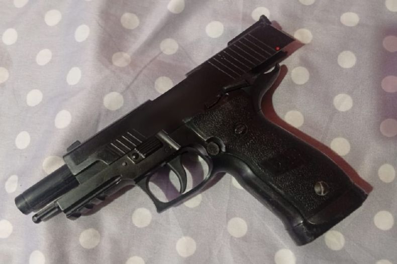 El arma secuestrada en poder del sujeto denunciado.&nbsp;