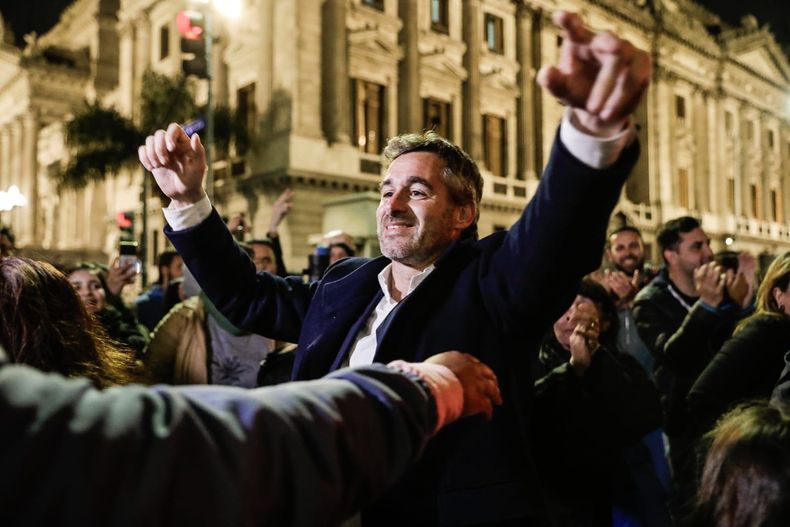PASO CUMPLIDO. Achával celebra tras la votación en Diputados.