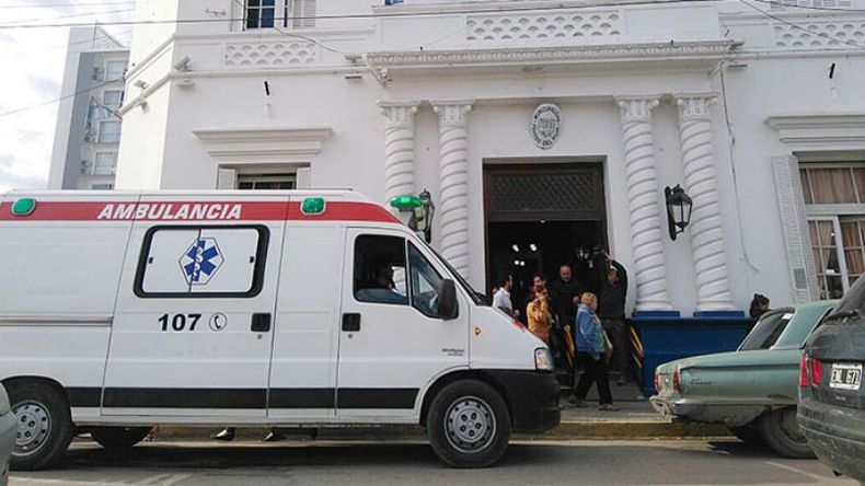 AMBULANCIA. Así lucía la puerta del municipio tras los hechos..