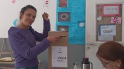 Natalia Espasa emitió su voto en la Escuela Nº 46 de Manuel Alberti. Natalia Espasa emitió su voto en la Escuela Nº 46 de Manuel Alberti.