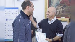 HABILITADO. Ducoté saludo a uno de los comerciantes beneficiados..