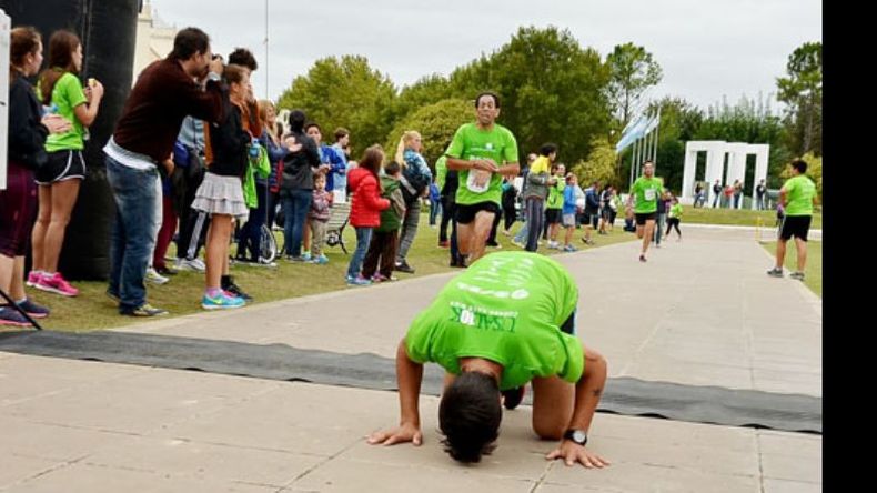 RENDIDO. Juan Cena terminó agotado la USAL 10K. Detrás, cruzan Méndez y Kenny..
