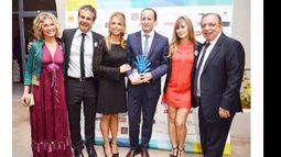 Maru Botana, Ari Paluch, Fifi Palau (Manos en Acción), Martín Insaurralde, una colaboradora de la ONG y Humberto Zúccaro, en la gala solidaria de Manos en Acción..