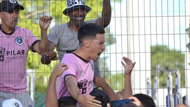 TREPADO AL ALAMBRADO. Así festejó Mathías Crocco su gol, el primero de Real Pilar.&nbsp;