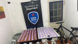 La droga secuestrada en la mochila de los vendedores de estupefacientes. La droga secuestrada en la mochila de los vendedores de estupefacientes.