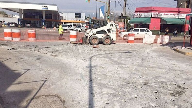 EN MARCHA. Las máquinas ya trabajan en la primera cuadra..