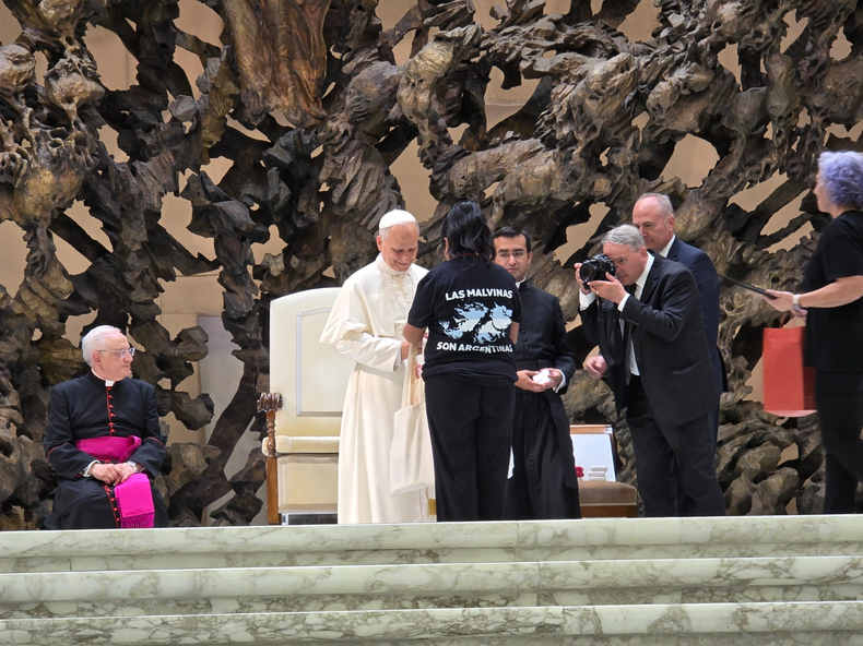 MALVINAS. El Papa, con una de la integrantes de la comitiva de la UTEP.&nbsp;