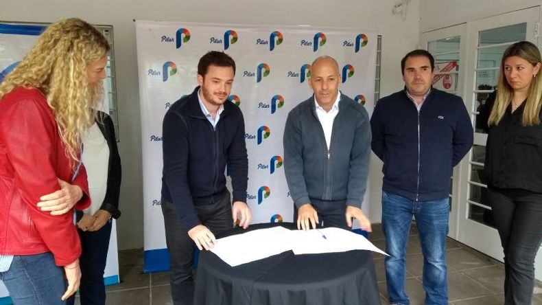 ACUERDO.. El ministro de Salud bonaerense y el intendente sellaron el convenio por el Plan AMBA..