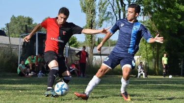 BÚSQUEDA. Joaquín Ramírez intenta superar al defensor rival; Derqui, eliminado..