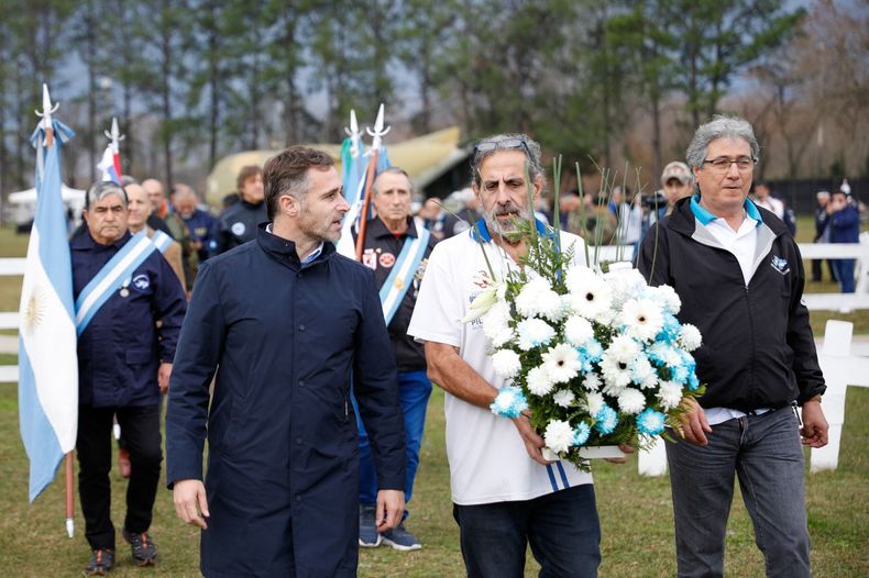 HOMENAJE. Achával acompañó a los excombatientes en el acto de conmemoración. &nbsp;