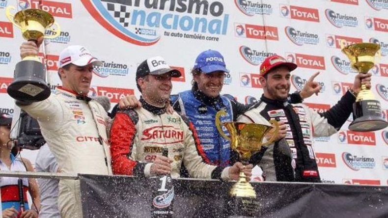 PODIO. Rossi, Saturni, Moriatis (campeón) y Abdallah, tras la final de la Clase 3..