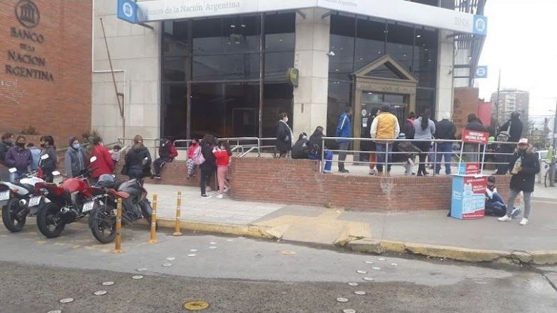 Los bancos no abrirán al público este miércoles.