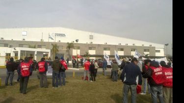 OTRO CONFLICTO. Trabajadores de Kromberg ya habían realizado bloqueos a la empresa y al Parque en los últimos años..