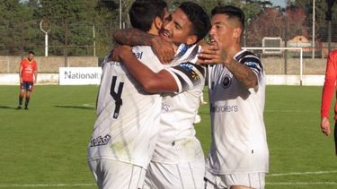 ABRAZO. El Rey quiere comenzar el Clausura festejando..