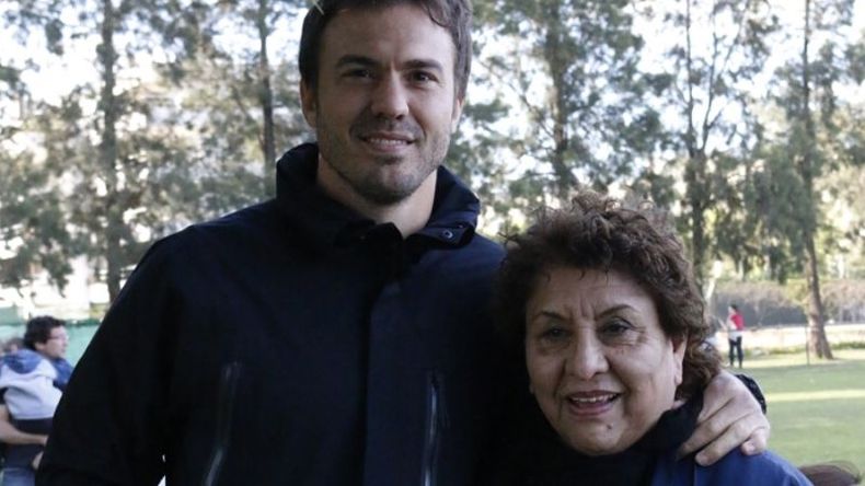 EMBLEMAS. Juani Hernández y La Negra, dos emblemas de Tiva. El crack de Los Pumas y la hincha número 1 del club, que hasta la homenajeó una banda de rock con jugadores denominada “Los Chupetines de La Negra”. .